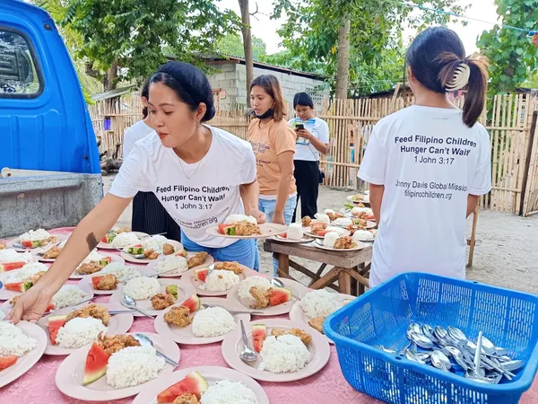 Johnny Davis Global Missions volunteers feeding children in the Philippines
